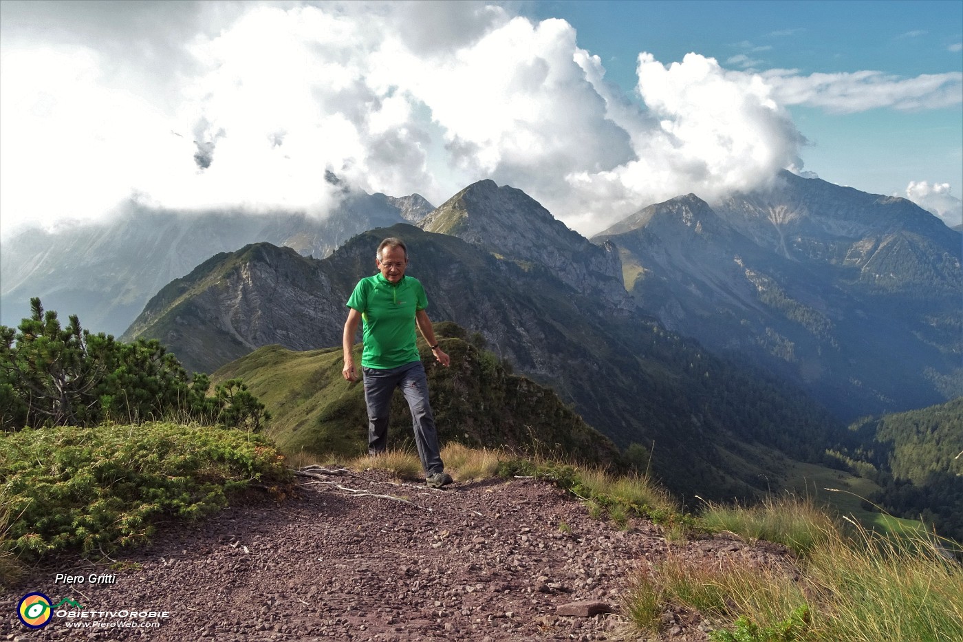 21 Sul sentiero dal Passo della Marogella a Cima di Mezzeno-Passo Laghi Gemelli.JPG